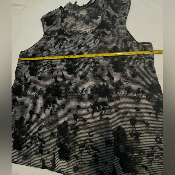 Maurices Plus Women’s Black/ Grey Floral Sleeveless Sheer Top Blouse Size 2 - Picture 7 of 9